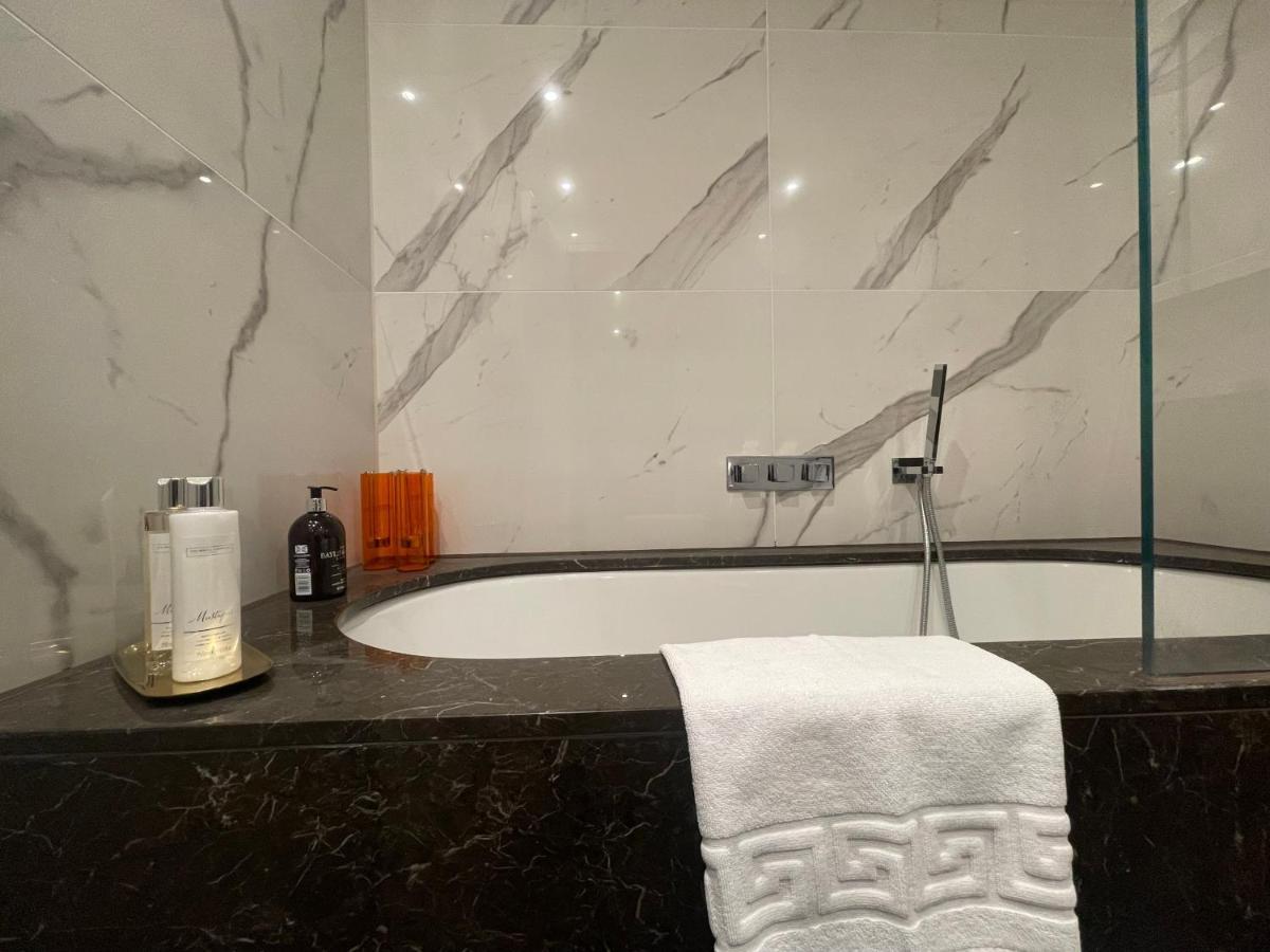 Sophisticated 1Br, 1 Ba Chigwell Designer Flat Chcl F2アパートメント エクステリア 写真